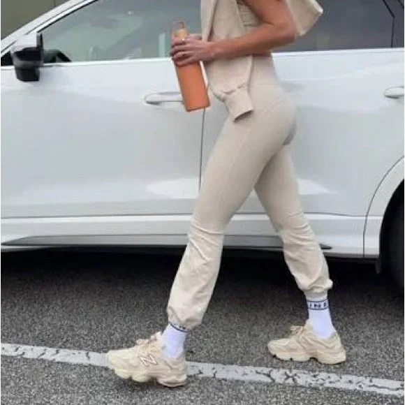 Aerie OFFLINE The Hugger Cinch Pant - Cake Batter XS - Picture 4 of 7